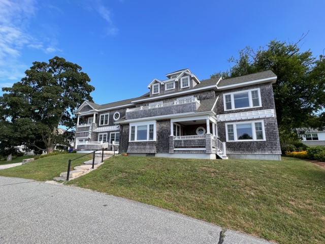 A large house with many windows on the side of it.